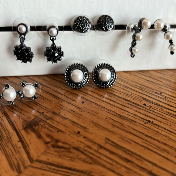 NEW White House Black Market 5 stud Earrings.Pearls& Black crystals.Elegant - Picture 4 of 7